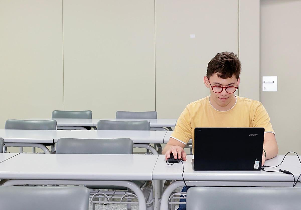 Pablo Arencibia posa con el ordenador que le permitió enfrentarse a la PAU en igualdad de condiciones.