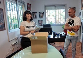 Distribución del libro 'Memorias sin rastro' con una guía didáctica de prevención.