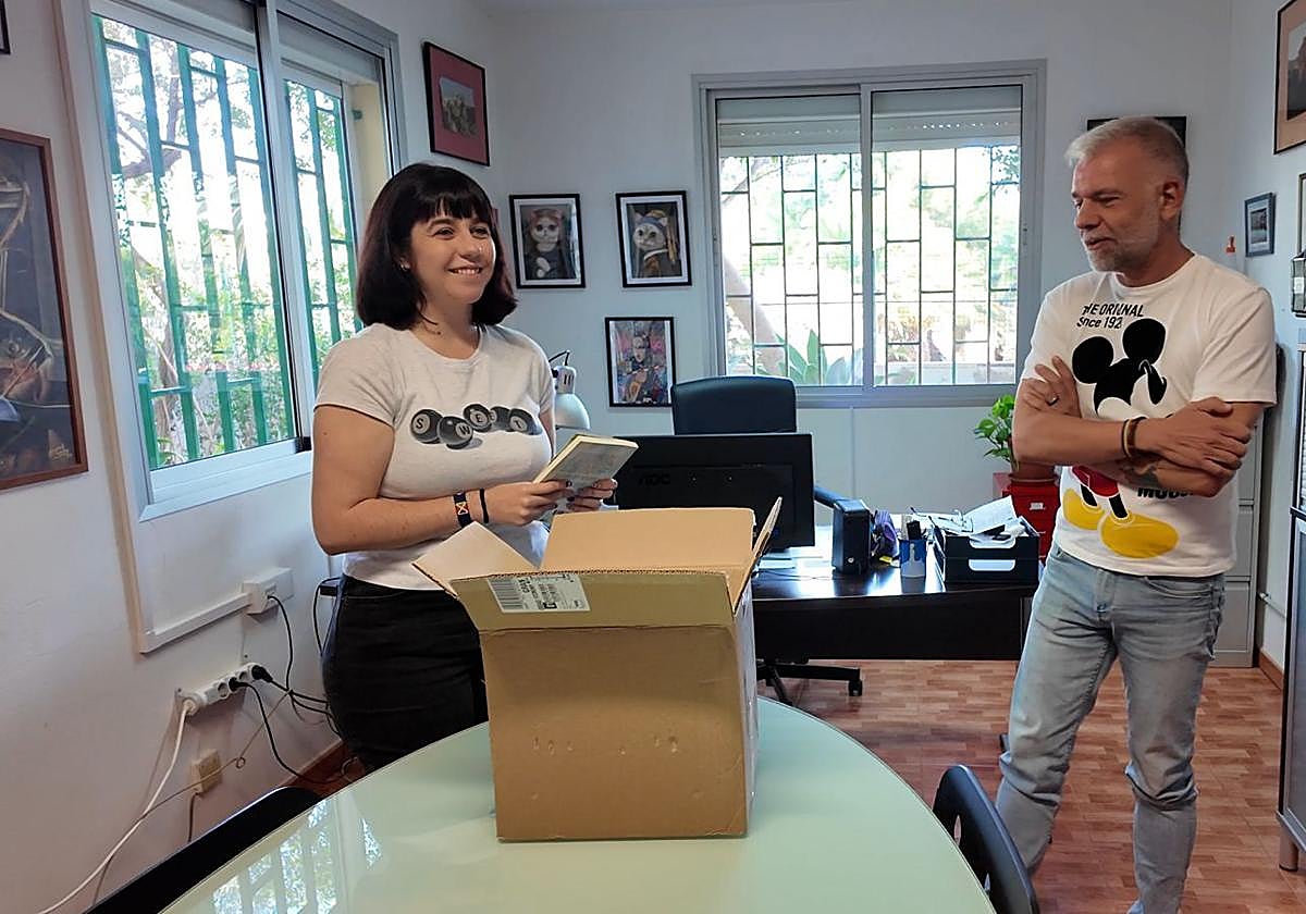 Distribución del libro 'Memorias sin rastro' con una guía didáctica de prevención.