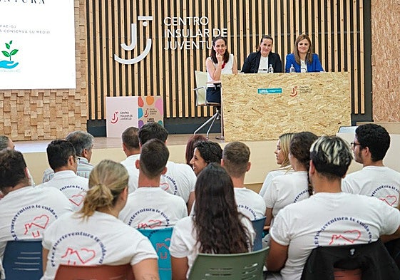 La directora del Servicio Canario de Empleo, María Teresa Ortega, la presidenta Lola García y la consejera de Fomento del Empleo, Nuria Cabrera, con las chicas y los chicos de los dos PFAE.