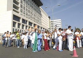 Foto de archivo de una concetración de personal sanitario en Canarias.