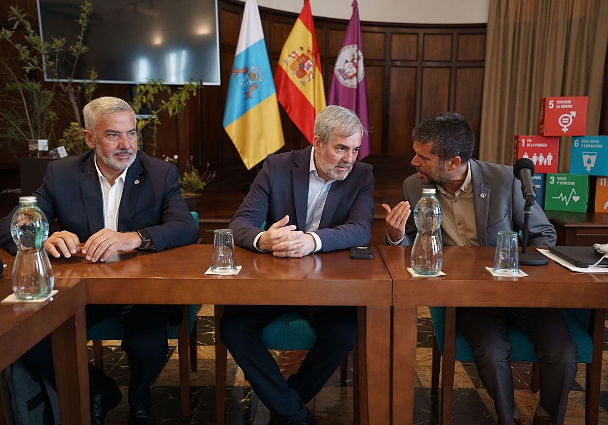 El presidente de Canarias, Fernando Clavijo, durante la reunión que mantuvo este miércoles con los rectores de las Universidades de La Laguna y Las Palmas de Gran Canaria, Francisco García y Lluís Serra.