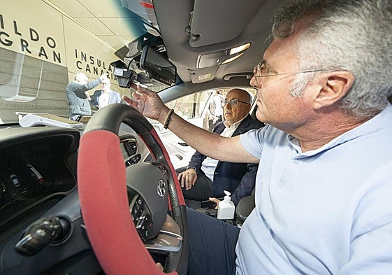 El presidente del Cabildo, Antonio Morales, subido en un taxi dotado con cámara de seguridad.
