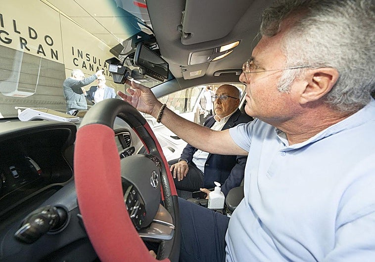 El presidente del Cabildo, Antonio Morales, subido en un taxi dotado con cámara de seguridad.