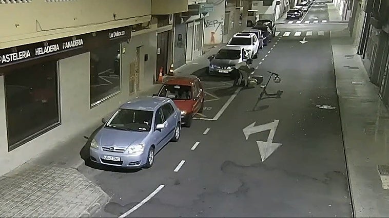 Imagen de dos personas implicadas en el robo con violencia a una mujer.