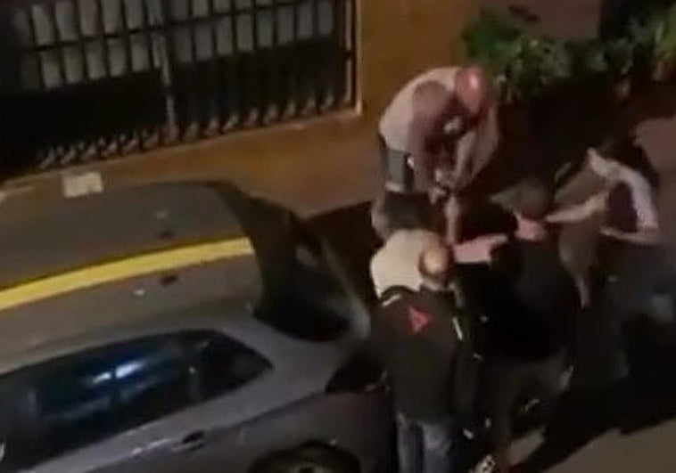 Vecinos del barrio tinerfeño de Guargacho propinan una paliza a un hombre que agredió a una mujer.