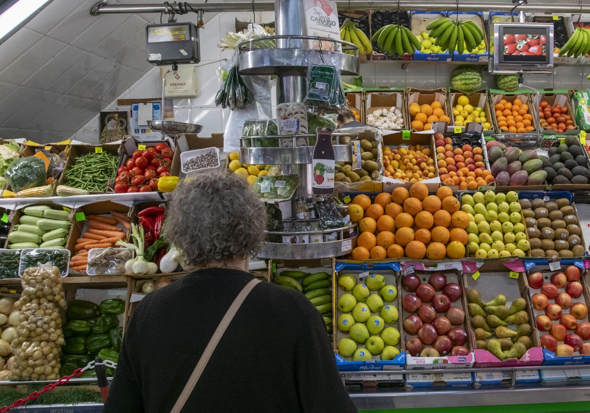 Puesto de frutas y verduras en el mercado de Altavista, en la capital grancanaria.