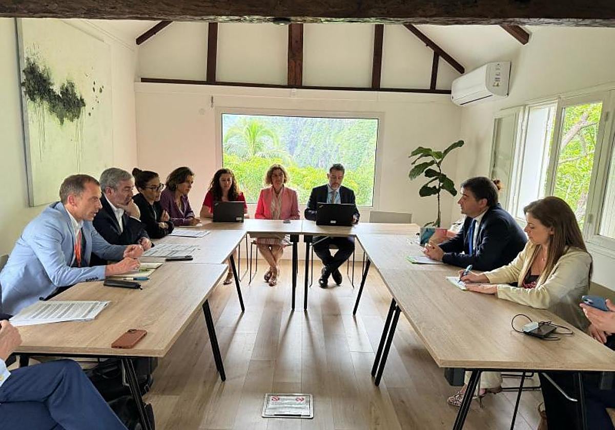 Imagen de archivo del encuentro entre Fernando Clavijo y Raffaele Fitto el pasado abril en la isla Reunión en una cita de las RUP.