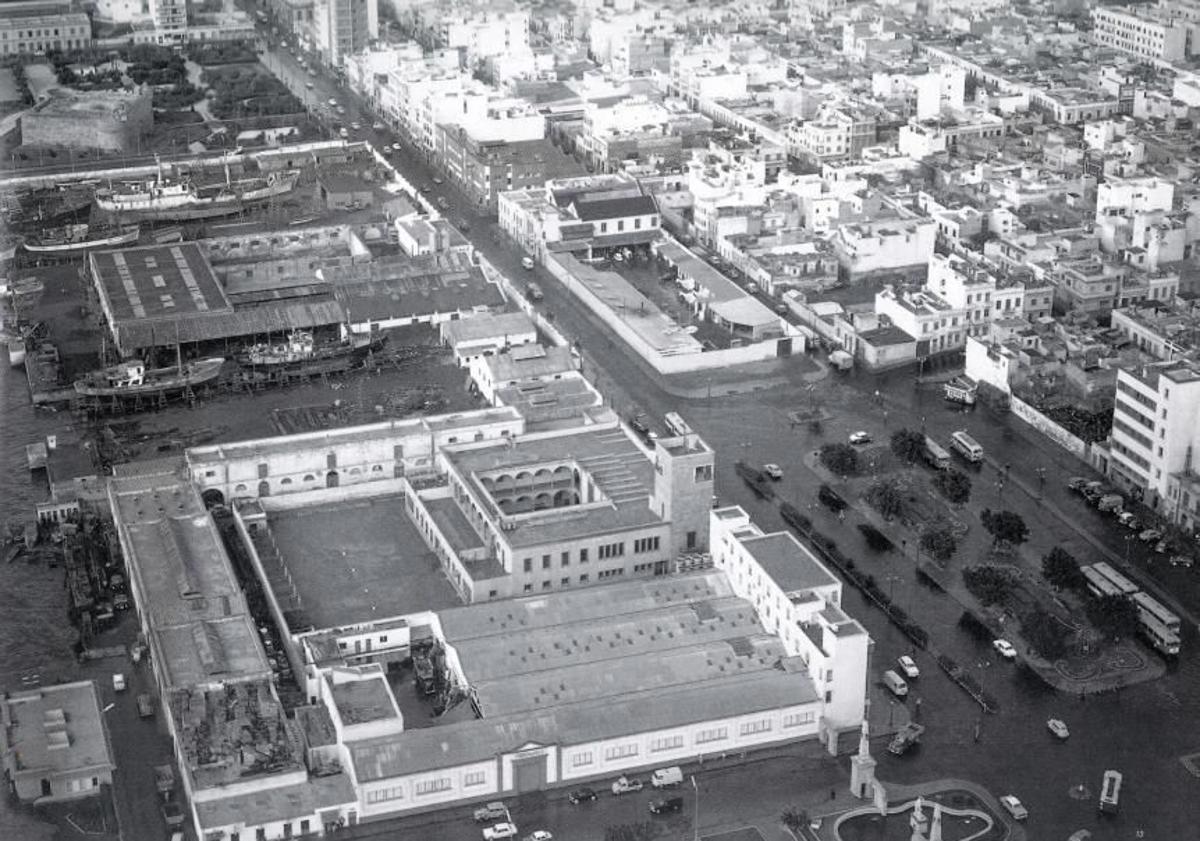 Imagen principal - Imágenes antiguas del centro, incluso antes de su construcción, cuando el solar era un astillero.