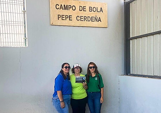 La mujer y las dos hijas de Pepe, en el campo de bola de La Charca.