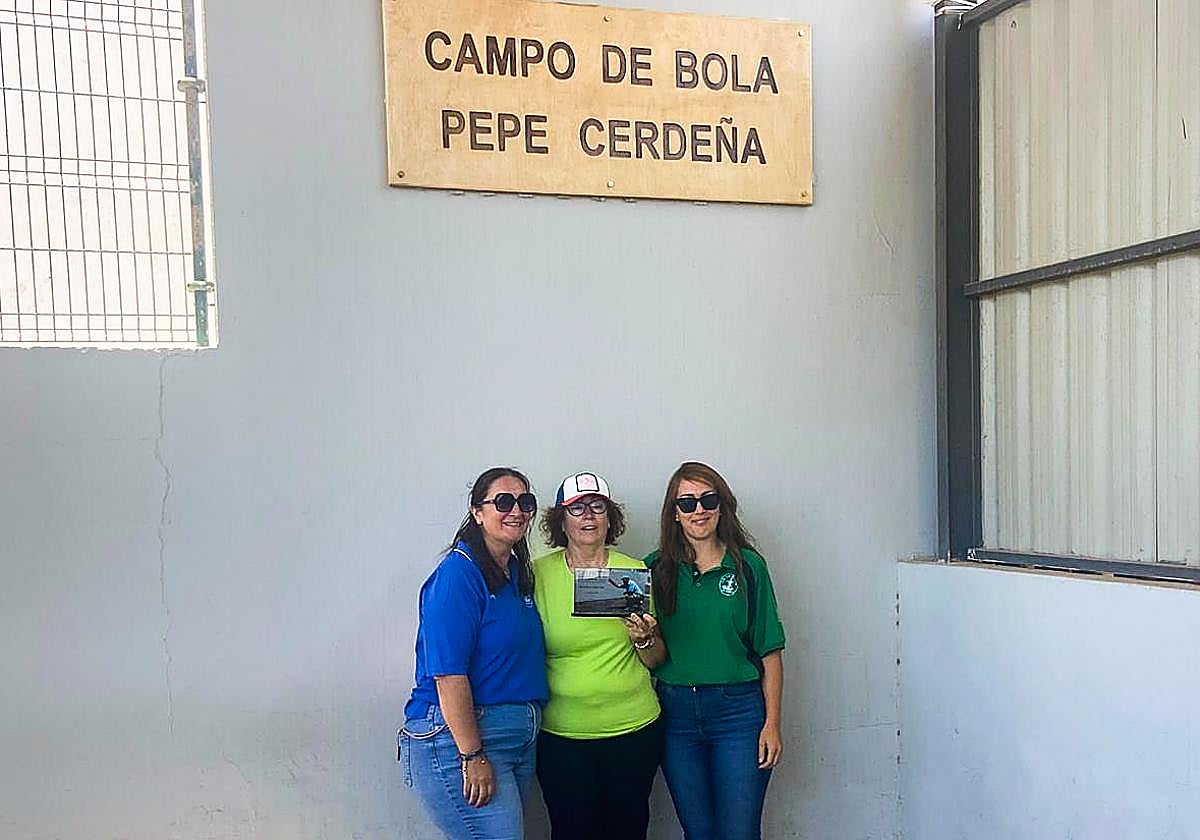 La mujer y las dos hijas de Pepe, en el campo de bola de La Charca.
