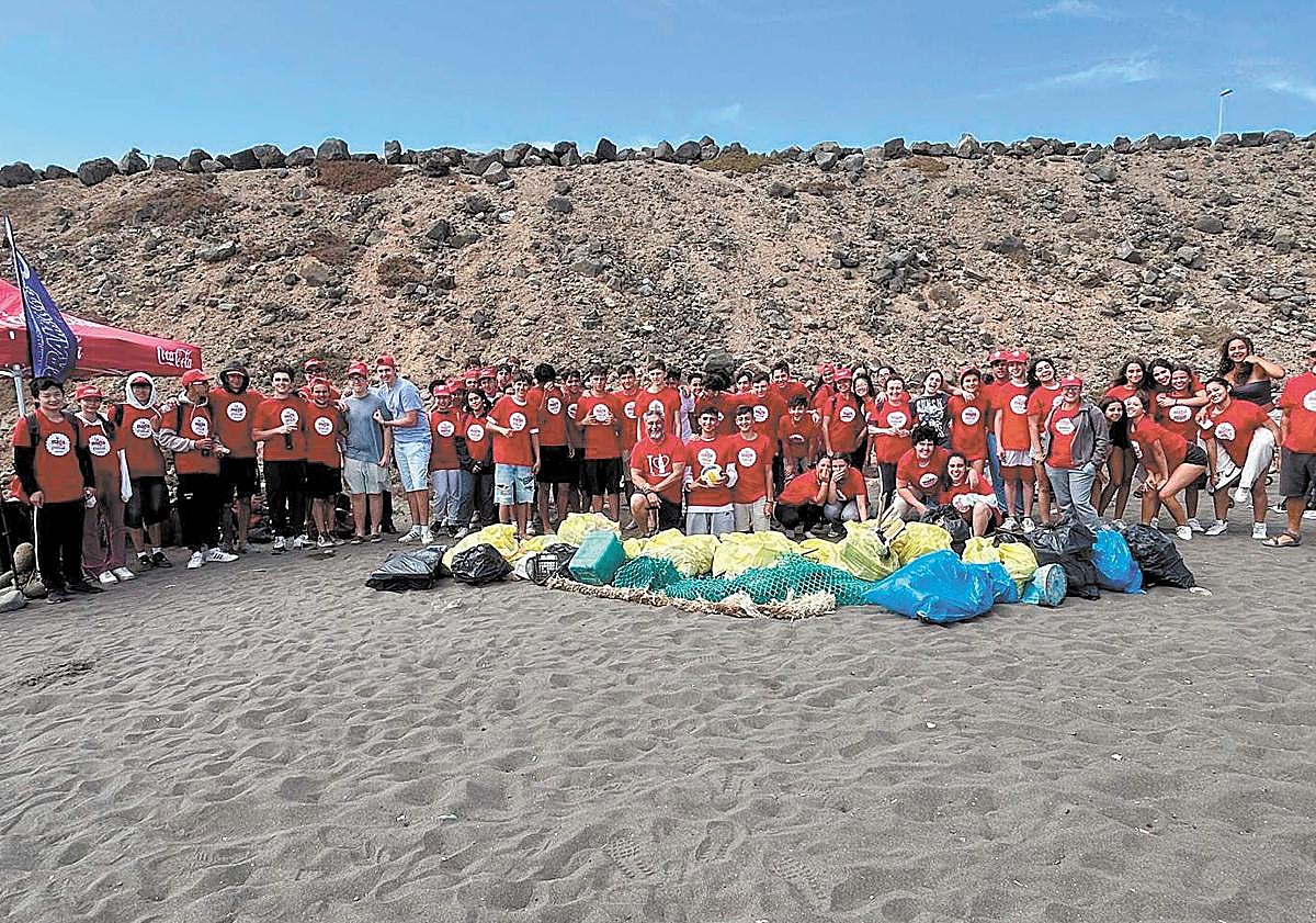 Imagen principal - Cabildo de Gran Canaria se une a Mares Circulares para realizar una intervención en la Playa de Bocabarranco (Telde)