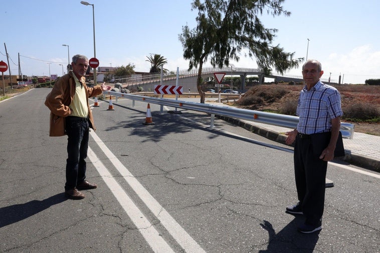 Gonzalo Santana y Juan Pablo González junto a los accesos cerrados de entrada y salida a La Pardilla.