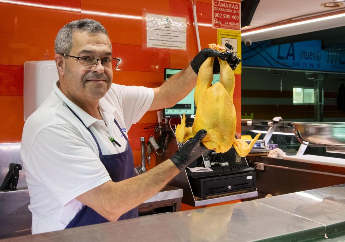 Imagen principal - Ramón Guerra, en su puesto en el mercado de Altavista. Juan Manuel Martínez comprando. Y la vecina Bárbara Concepción.