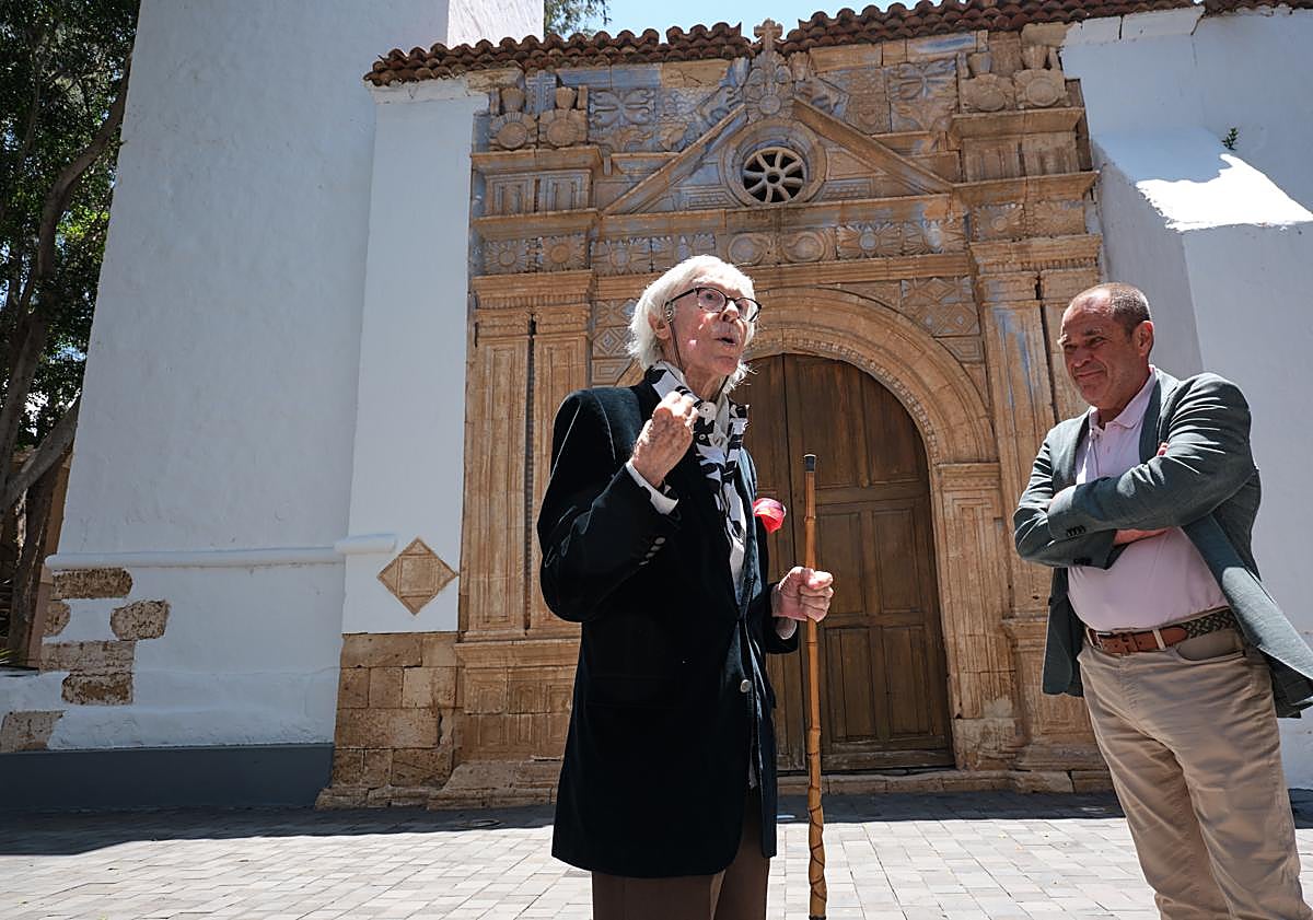 Imagen principal - Dámaso explicó la portada de la iglesia de Pájara y hasta hizo un dibujo y firmó un autógrafo a una vecina de Pájara que se le acercó.