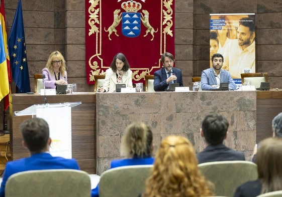 Susana Franco, Ruth Martinón, Carlos Alonso y Javier Mendoza, en el Parlamento canario.