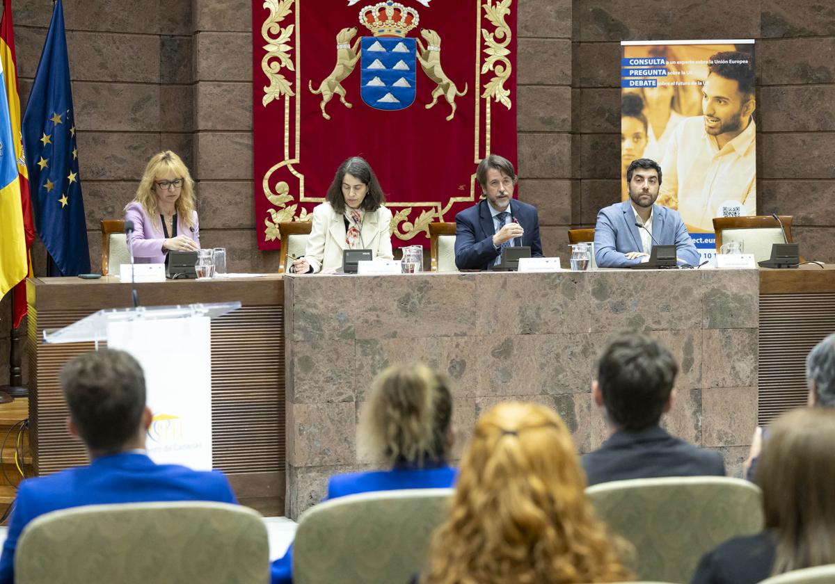 Susana Franco, Ruth Martinón, Carlos Alonso y Javier Mendoza, en el Parlamento canario.