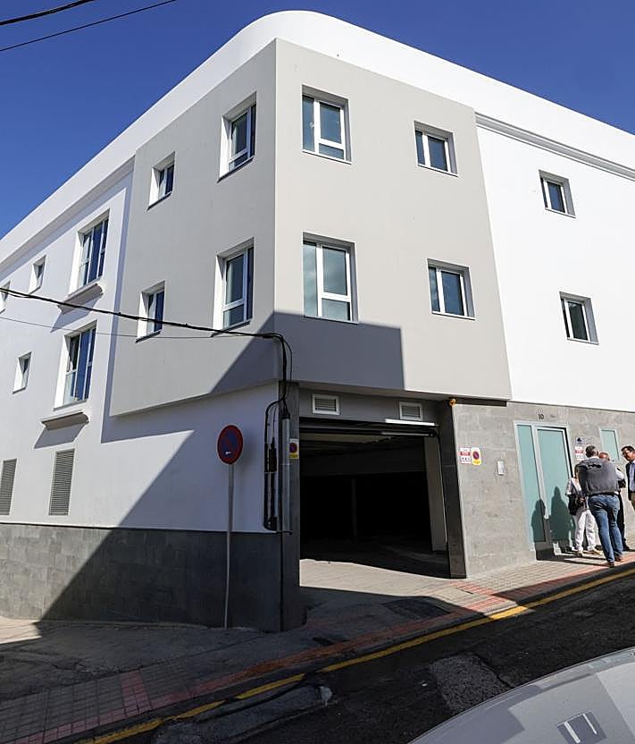 Imagen secundaria 2 - Juan Martín y Reinhard, recibiendo las llaves, además del nuevo edificio con nueve viviendas.