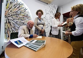 El autor firmó ejemplares este viernes en la Librería del Cabildo.