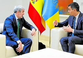 Imagen de archivo de una reunión en La Moncloa del presidente de Canarias, Fernando Clavijo (i) y el presidente del España, Pedro Sánchez.
