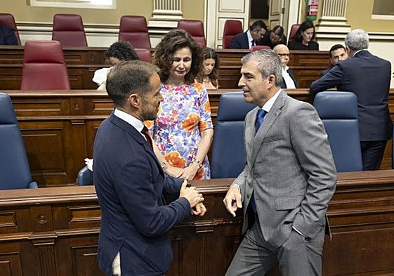Matilde Asián (c) conversa con Manuel Domínguez (d) y Mariano Hernández Zapata (i) en la sesión del Pleno el martes.