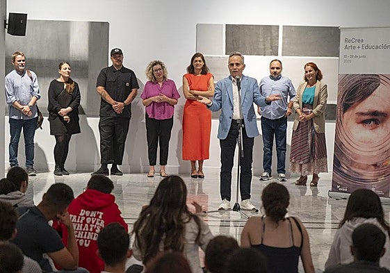 El viceconsejero de Cultura del Gobierno de Canarias, Horacio Umpiérrez, presenta la muestra.