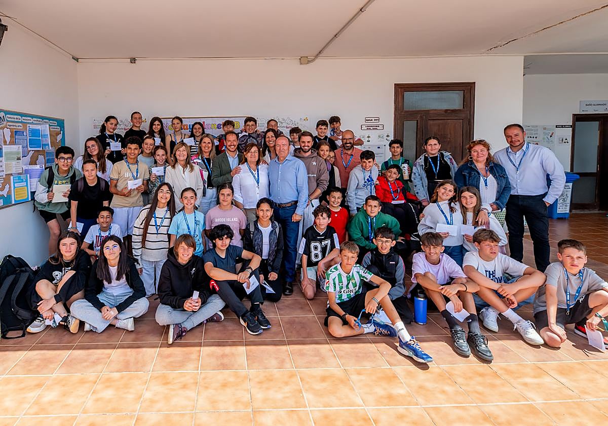 Consejero con estudiantes de Teguise, este viernes.