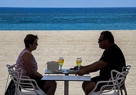 Comer o tomar algo a solo unos metros de la playa de Las Canteras es uno de los grandes lujos de la capital grancanaria.