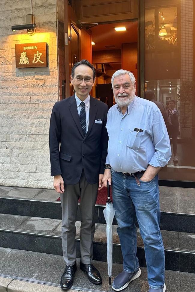 El maitre del restorán Aragawa despidiéndome en la calle