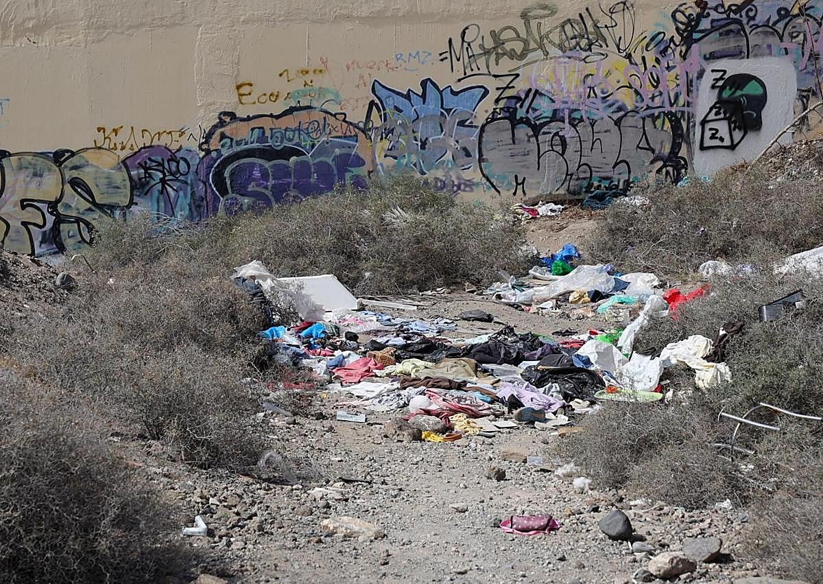 Imagen secundaria 1 - Los residentes alertan del mal estado de la escalera por la que acceden a sus casas y piden limpieza.