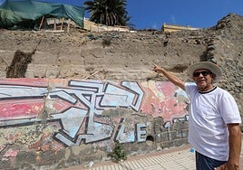 Severiano Vélez señala el muro que preocupa a los vecinos.