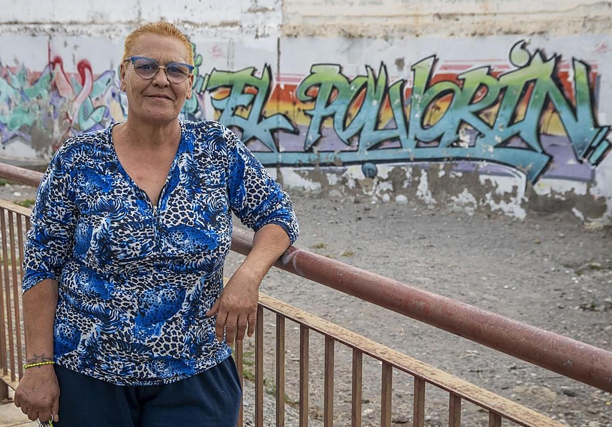 Estrella Castillo frente a la sede de Nueva Trayectoria, en la plaza Rafaela Manrique, en el barrio de El Polvorín.