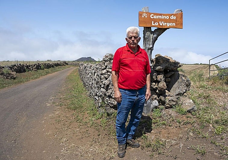 El pastor Lalo Fonte junto al camino de la Virgen a su paso por las proximidades de San Andrés.