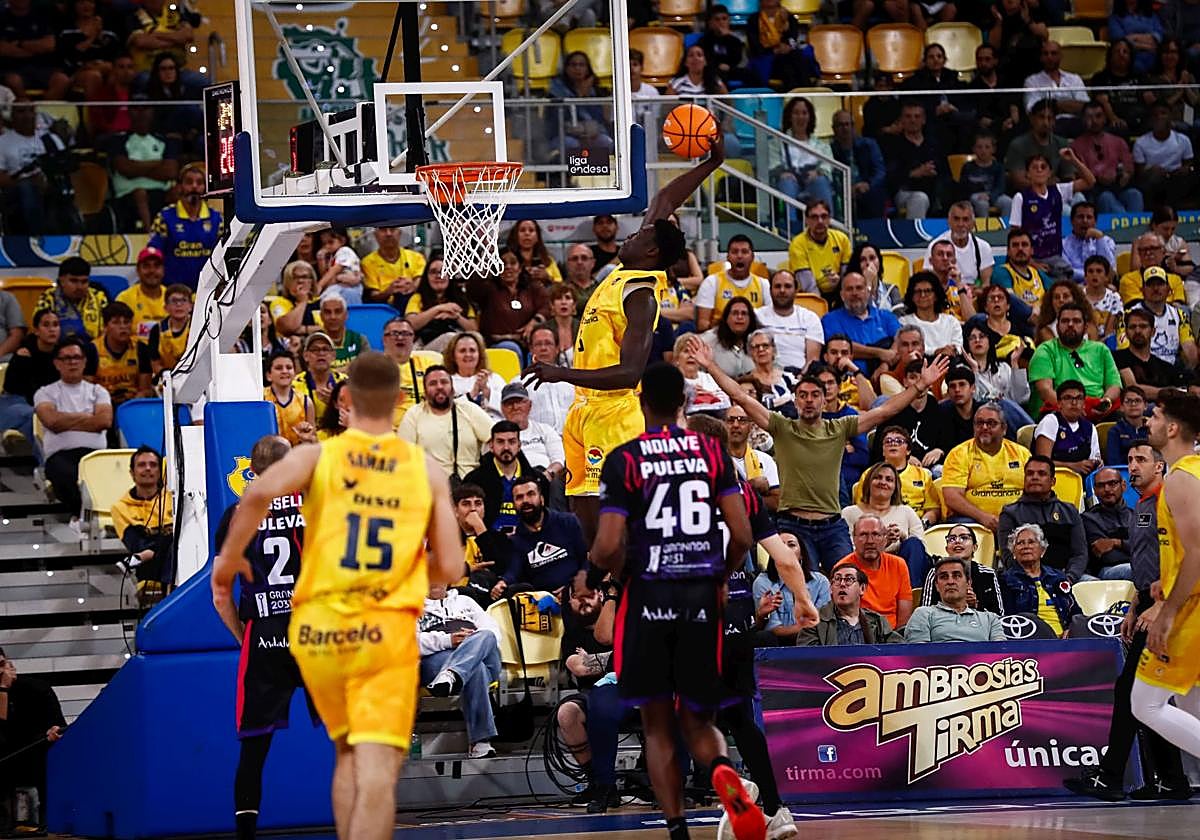 Diop se cuelga del aro en el partido ante el Granada en el Arena.