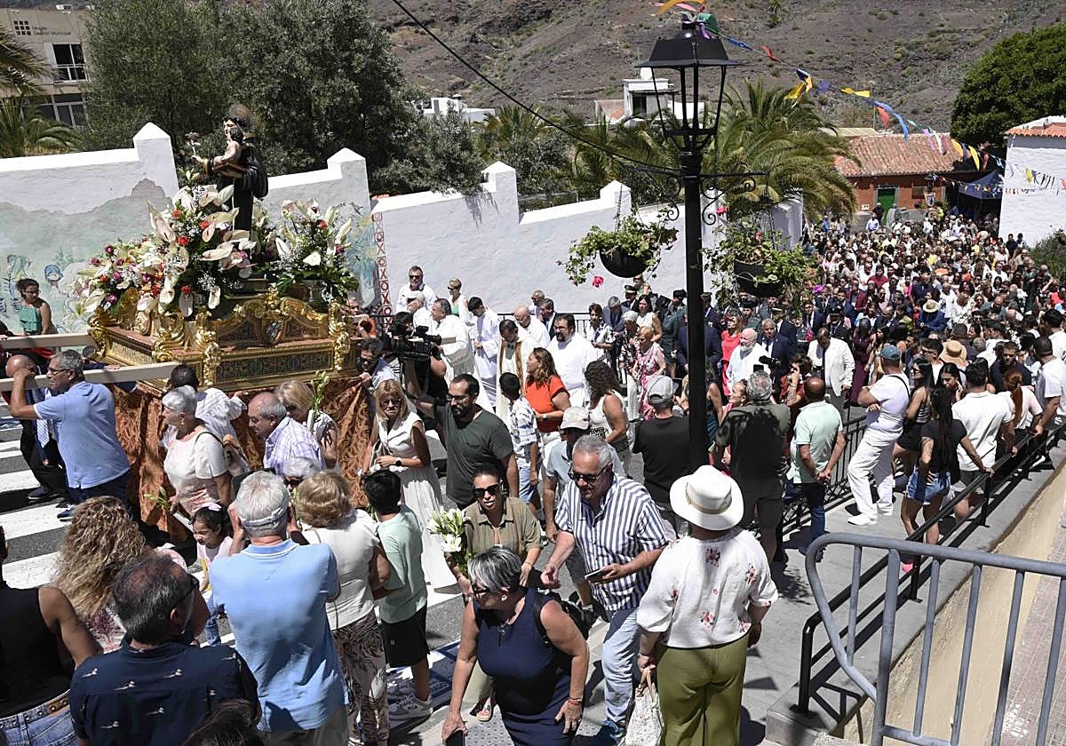 Un momento de la procesión de San Antonio de Padua El Chico por las calles de Mogán.