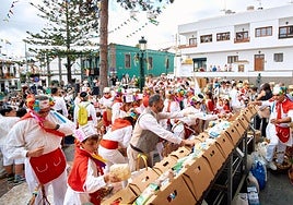 Un momento de la acción solidaria de los escolares de Moya para las personas más necesitadas.