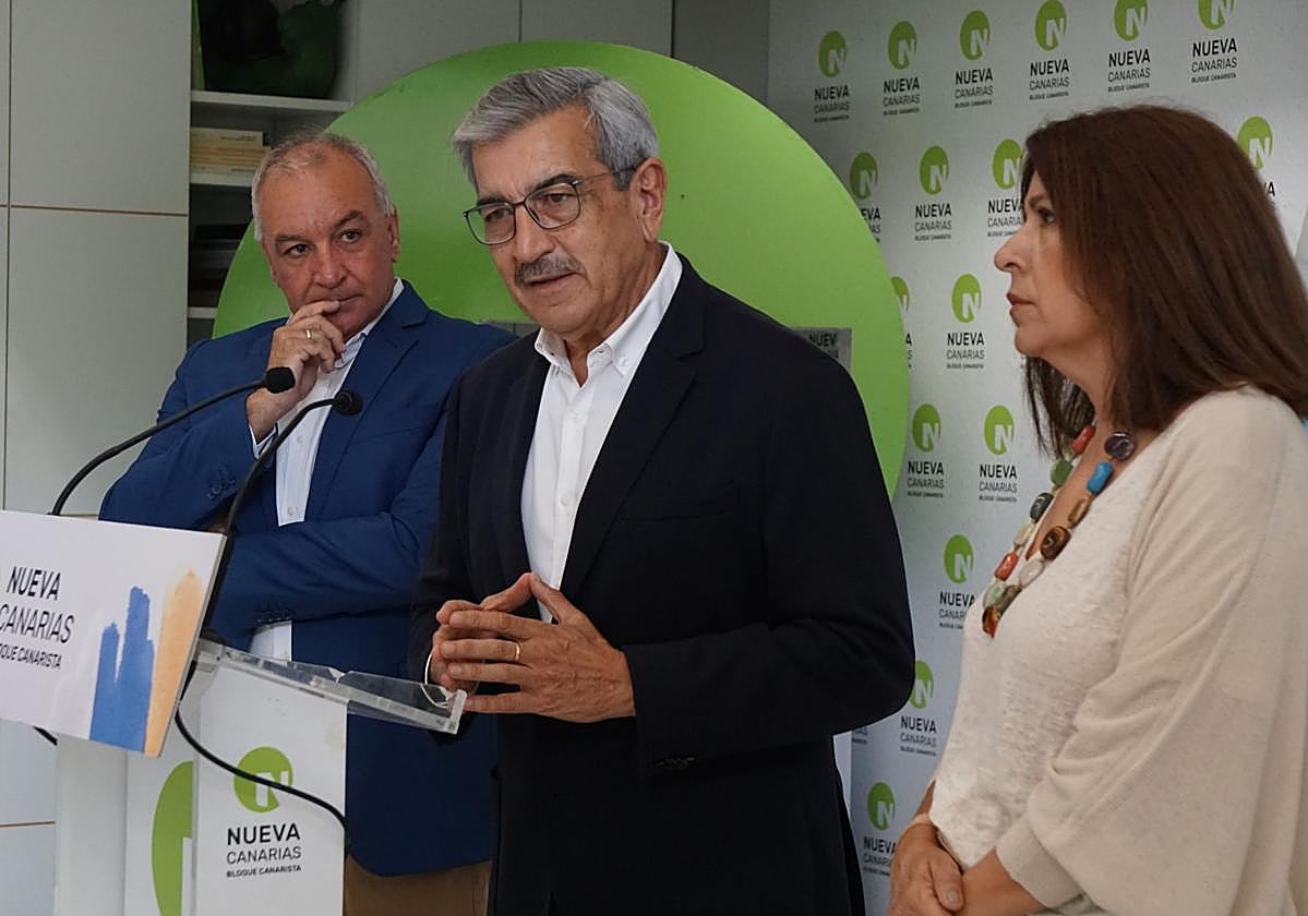 El portavoz de NC–BC, Luis Campos (i), su presidente, Román Rodríguez, y la vicepresidenta, Carmen Hernández.
