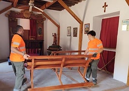 Tareas de arreglo en la pequeña iglesia de la Casa del Arrendatario de Cofete.