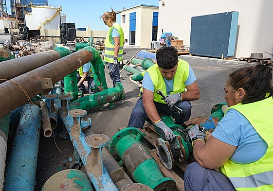 Imagen de archivo de personas trabajando en el sector de la construcción.