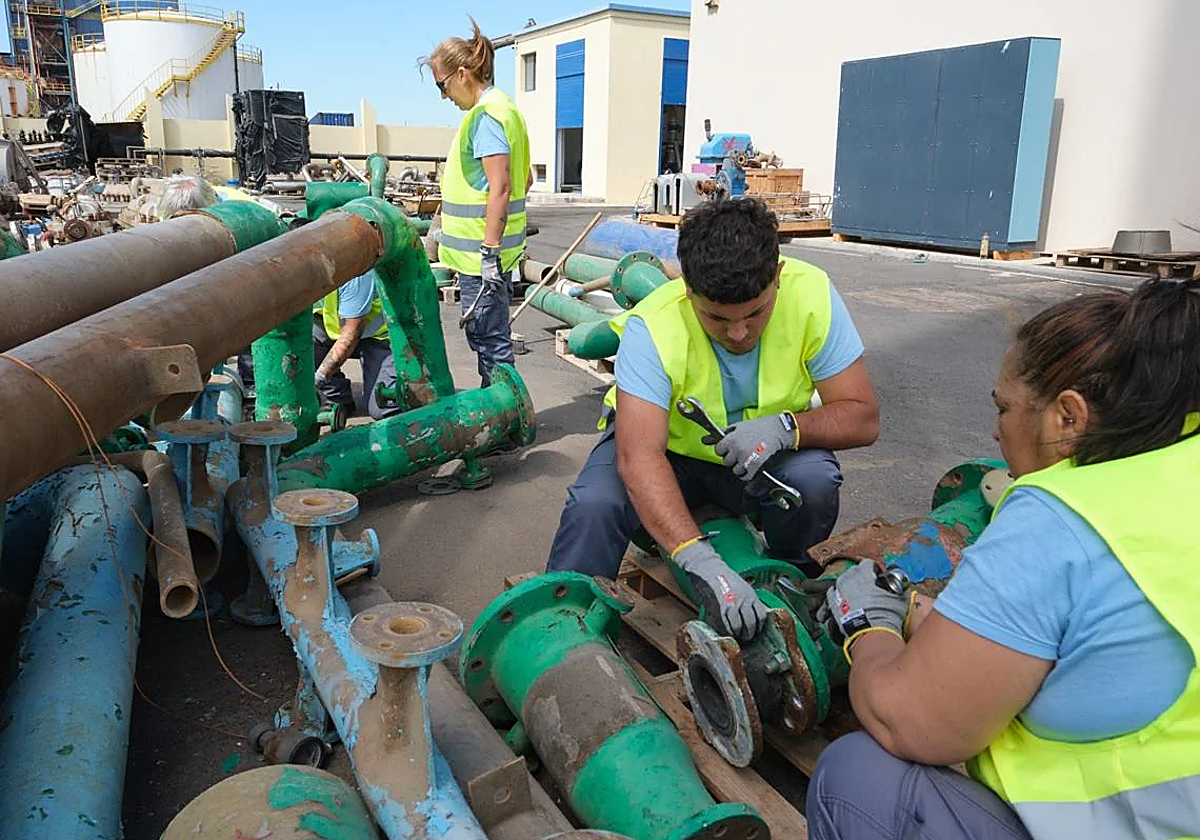 Imagen de archivo de personas trabajando en el sector de la construcción.
