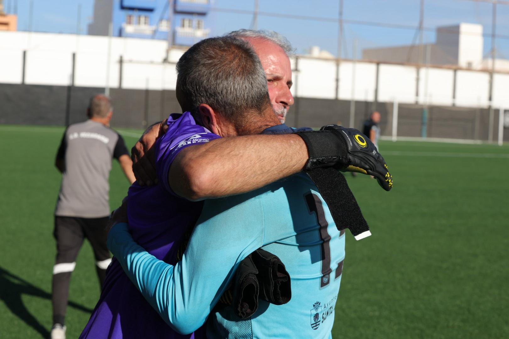 El tributo a los héroes del ascenso del Vecindario, en imágenes