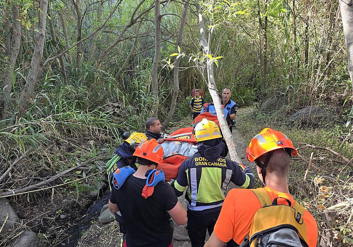 Imagen principal - Rescatan a una joven en una zona escarpada de Telde tras sufrir una caída