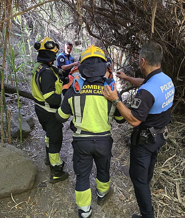 Imagen secundaria 2 - Rescatan a una joven en una zona escarpada de Telde tras sufrir una caída