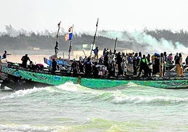 Pescadores senegaleses en la playa de Kayar, regresando tras un día de trabajo.