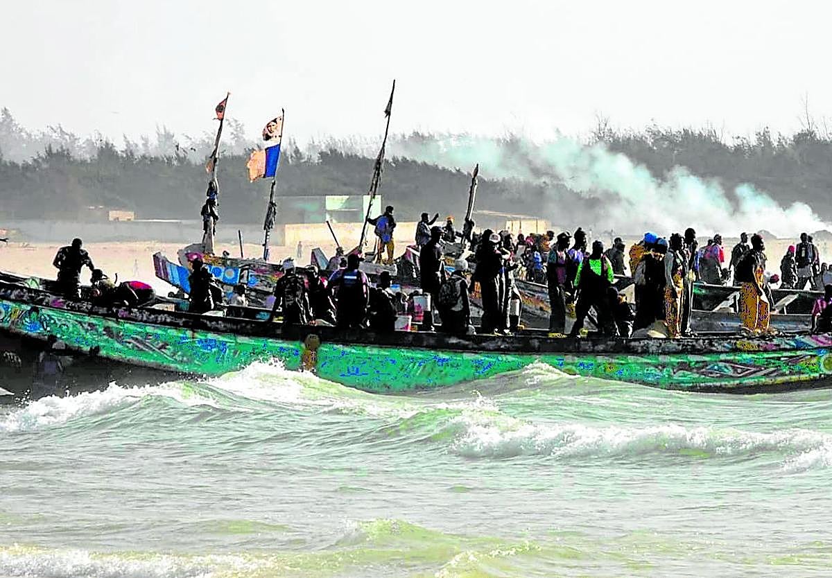 Pescadores senegaleses en la playa de Kayar, regresando tras un día de trabajo.