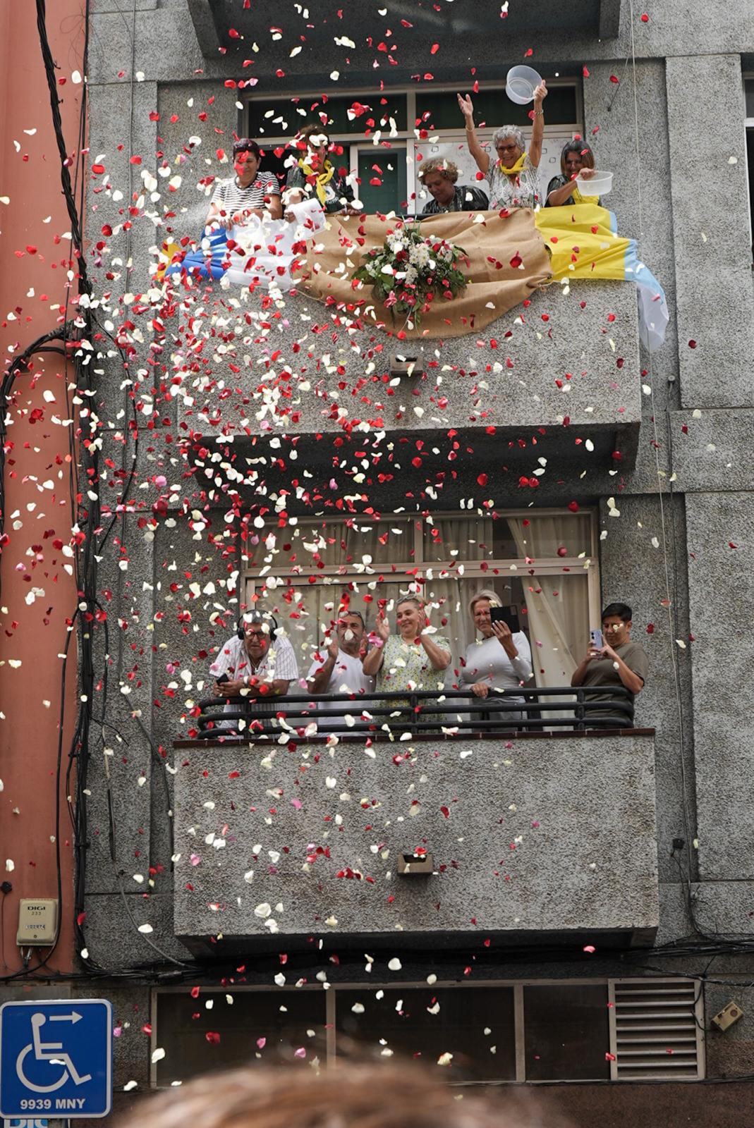 Lluvia de pétalos desde un edificio de viviendas al paso de la Virgen, ya en plena capital grancanaria