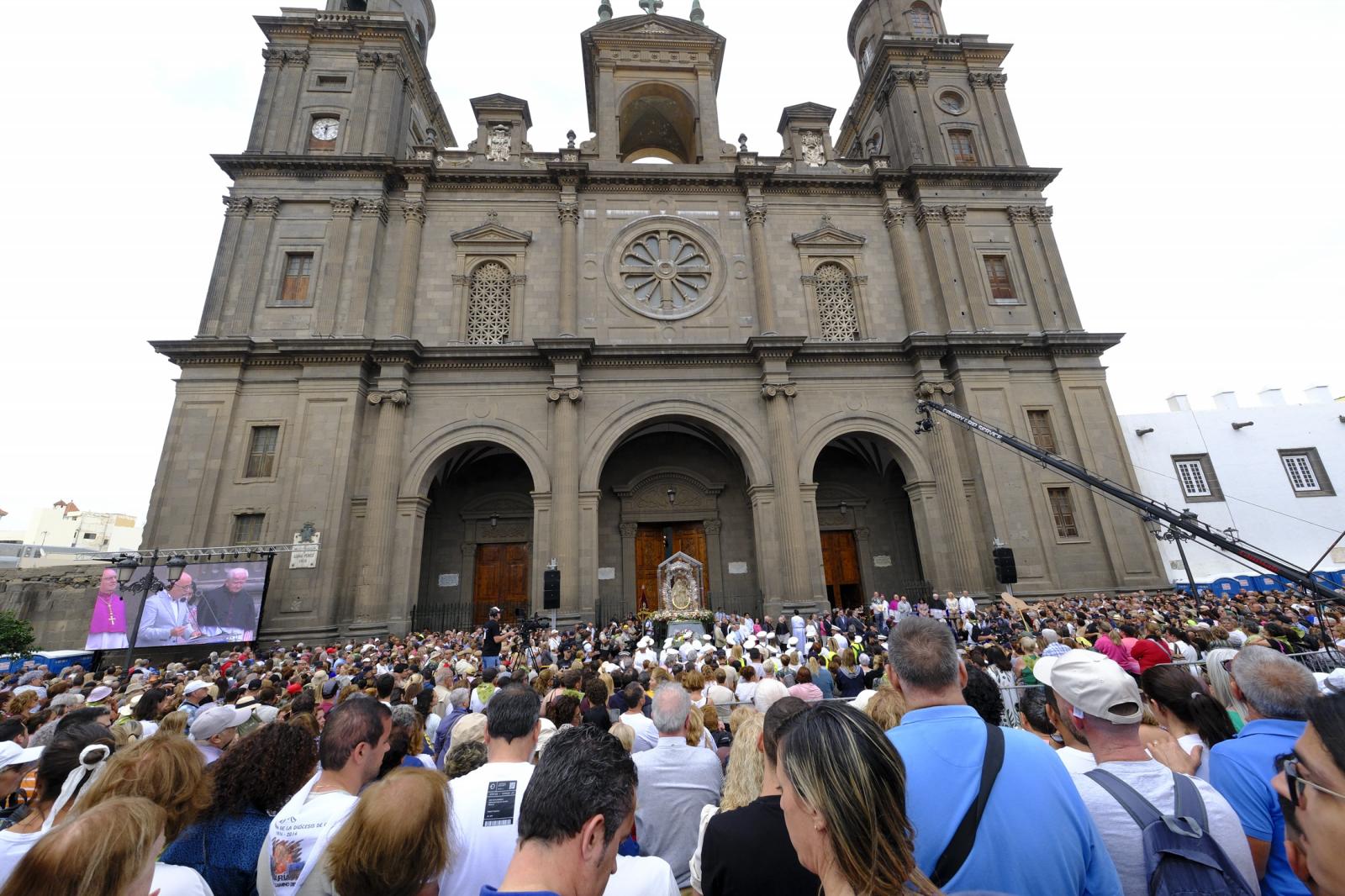 La entrada de la Virgen del Pino a la catedral de Canarias estuvo precedida de un acto protocolario con varios discursos institucionales.