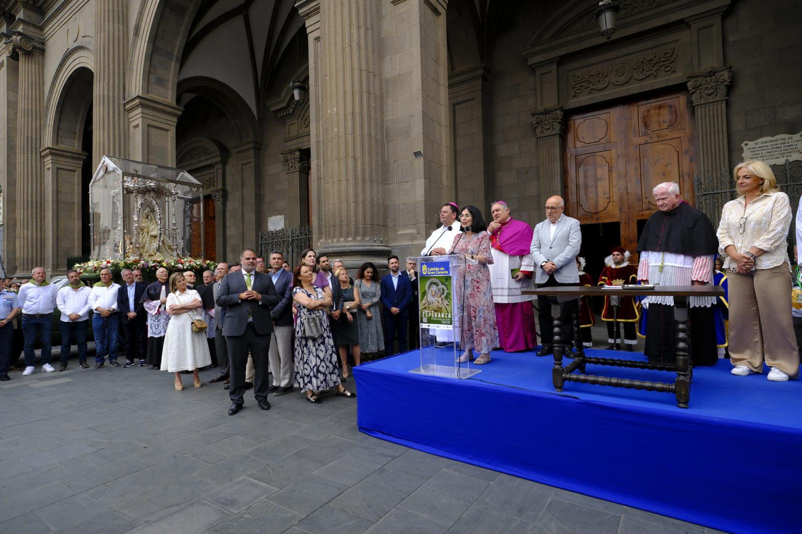 Pleno de autoridades para recibir a la Virgen del Pino