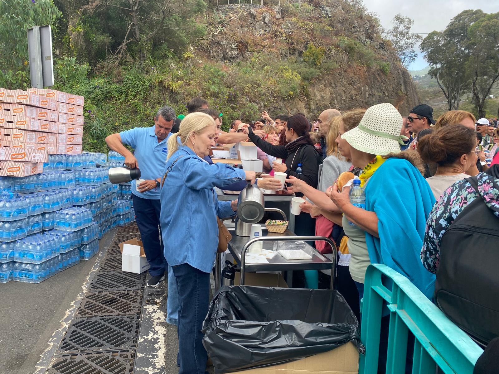 Avituallamiento a los peregrinos en plena frontera entre Teror y Las Palmas de Gran Canaria, en la zona de El Chaparral