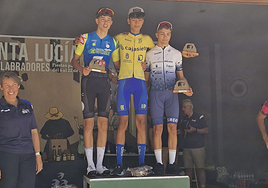 El podio formado por los campeones.